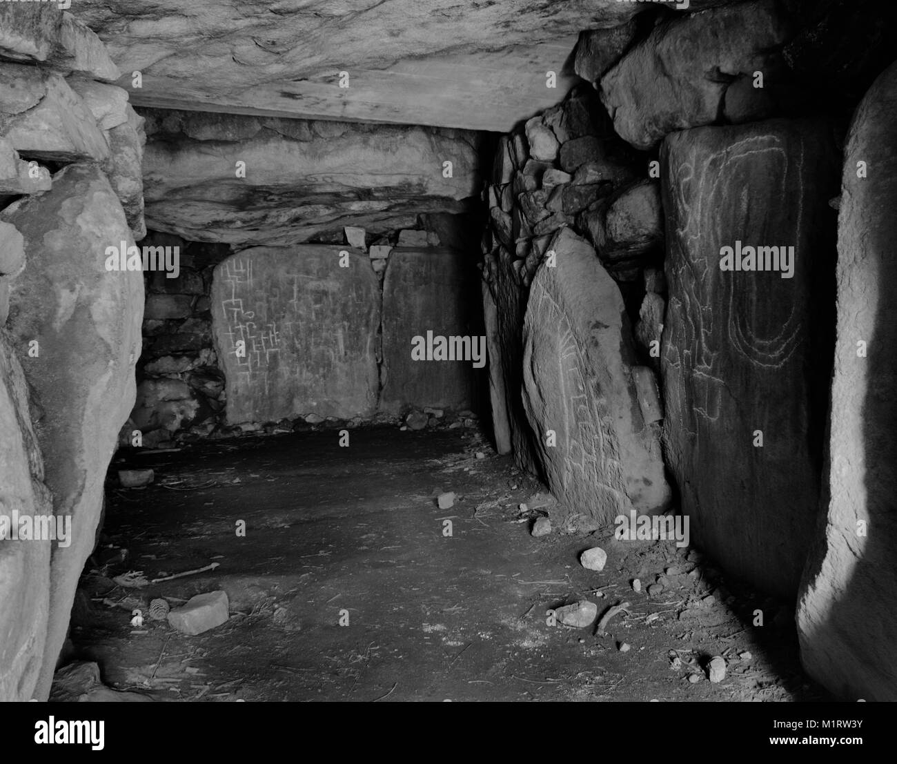 Megalithic art in the chamber of Mané Kerioned (E) Neolithic passage grave, Plouharnel, Brittany, France. View of burial chamber at N end of passage. Stock Photo