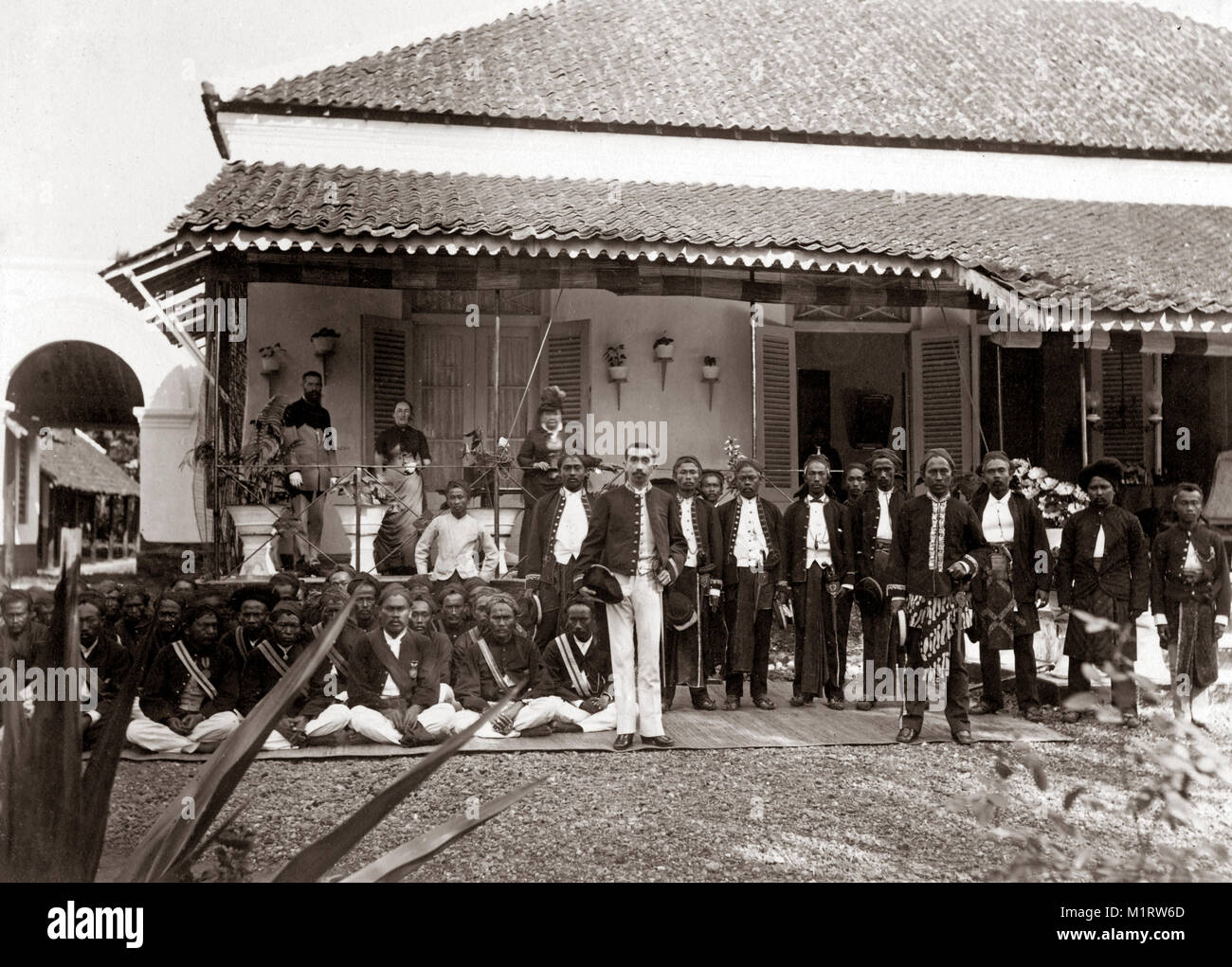 c.1880 South East Asia - Dutch colonial bungalow and servants Indonesia, Dutch East Indies Stock Photo