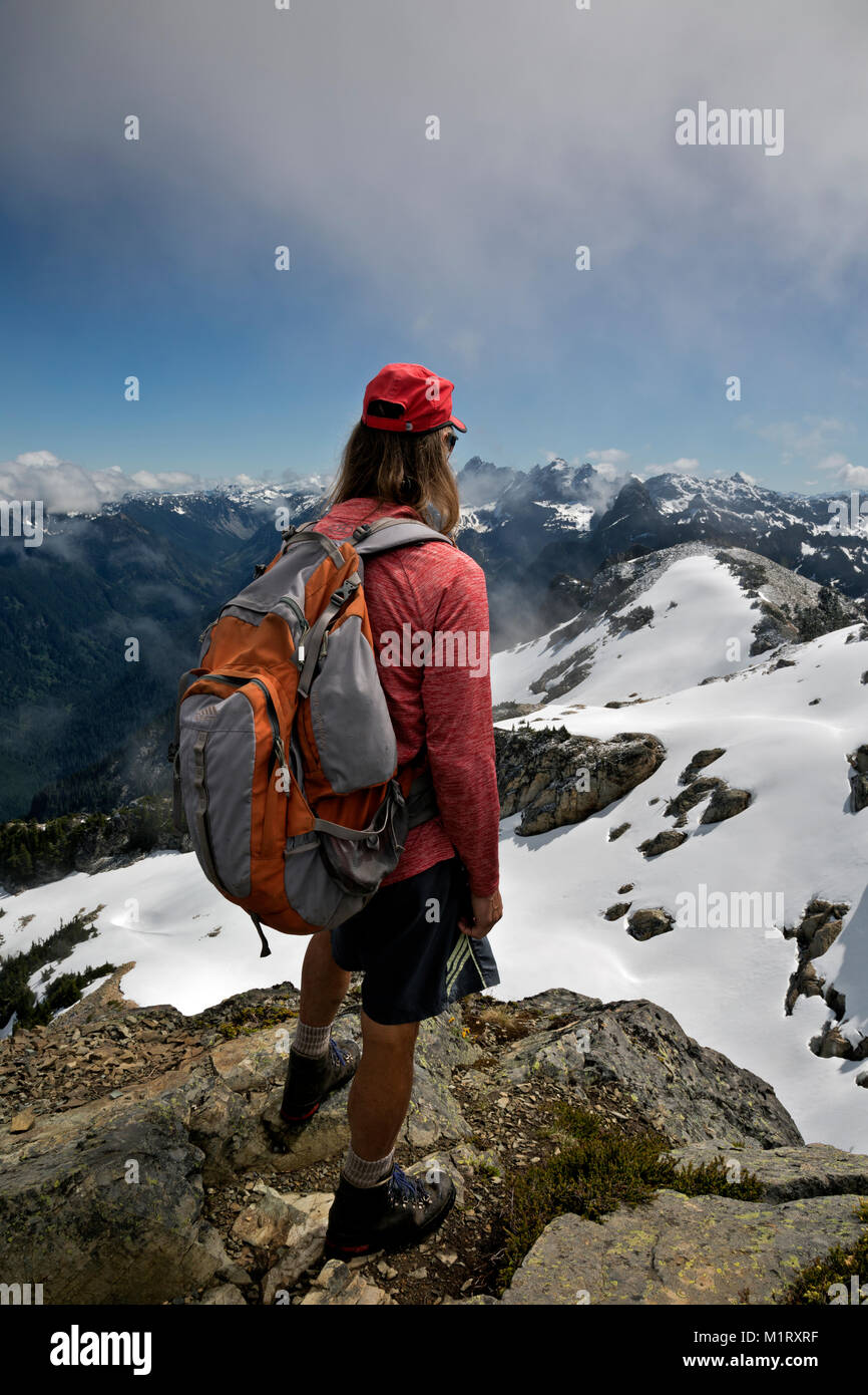WA13200-00...Hiker on the summit of Snoqualmie Mountain in Mount Baker - Snoqualmie National Forest. Stock Photo