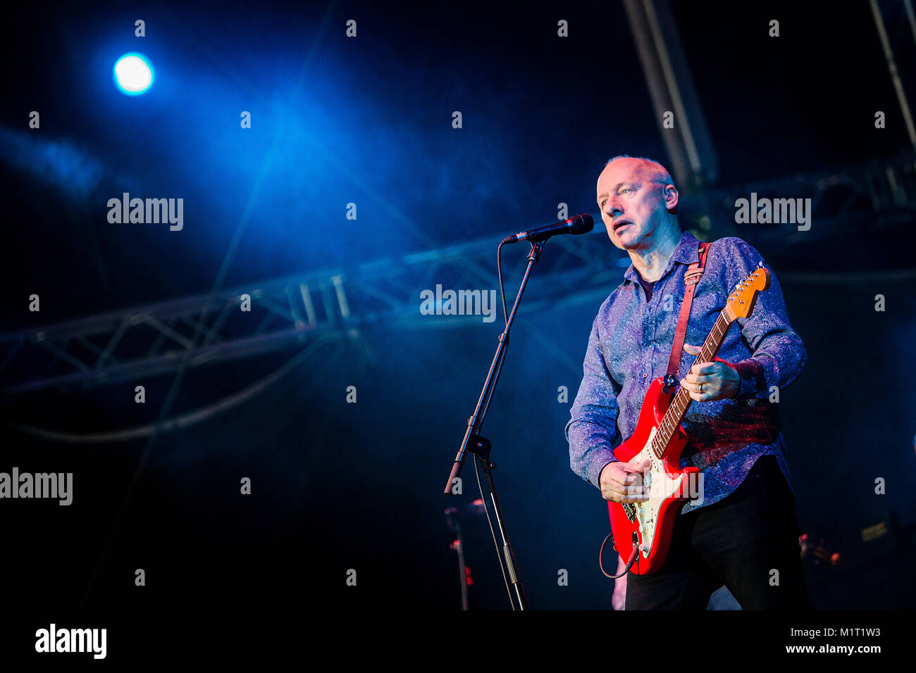Mark knopfler dire straits hi-res stock photography and images - Alamy