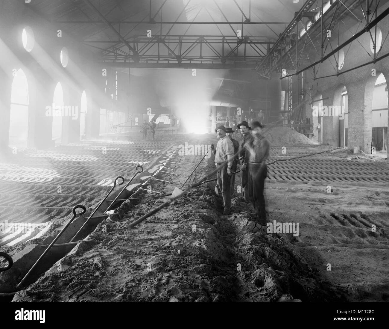 Workers Casting Pig Iron, Iroquois Smelter, Chicago, Illinois, USA, Detroit Publishing Company, 1900 Stock Photo