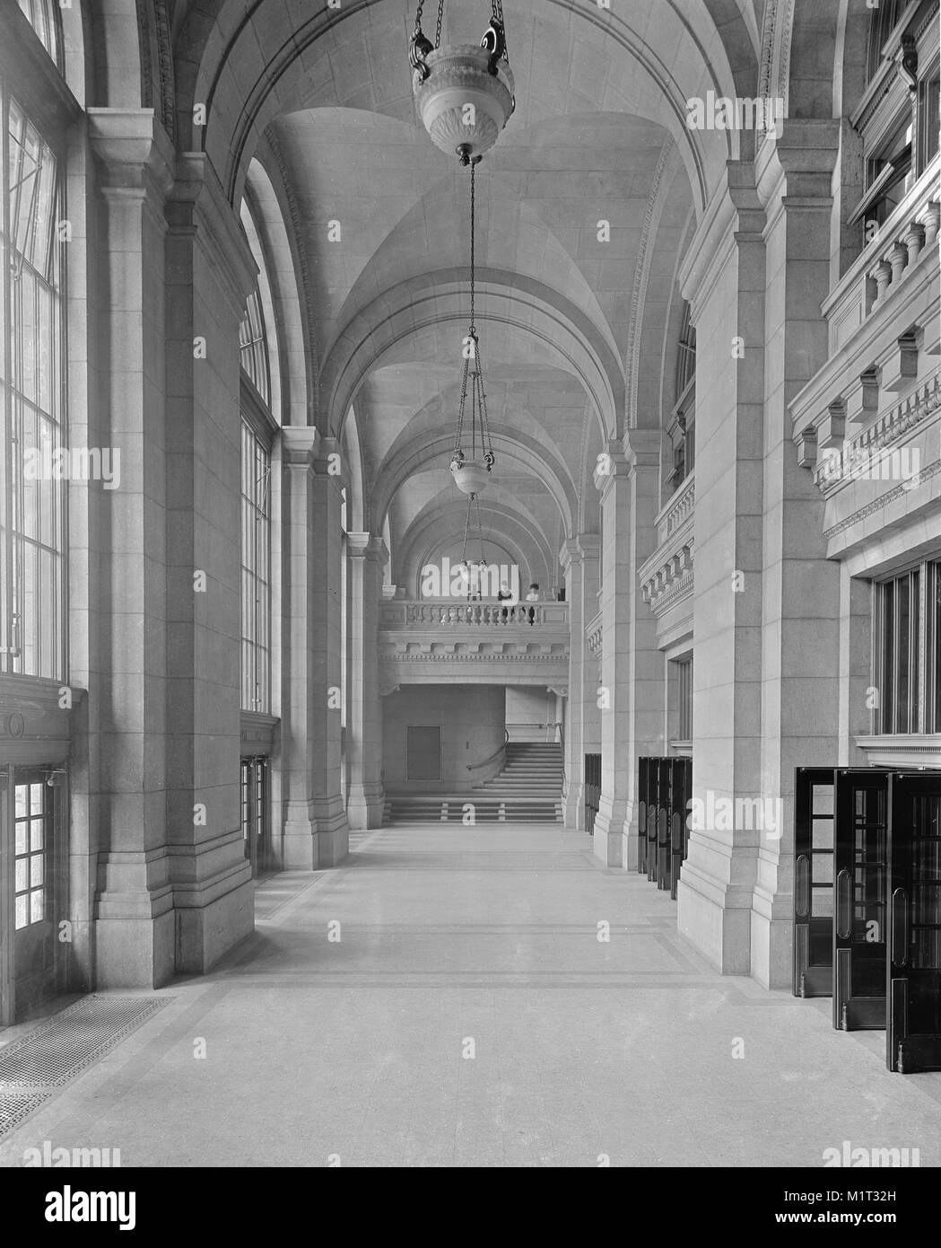 Madison Street Vestibule, Chicago and North Western Terminal, Chicago, Illinois, USA, Detroit Publishing Company, 1912 Stock Photo