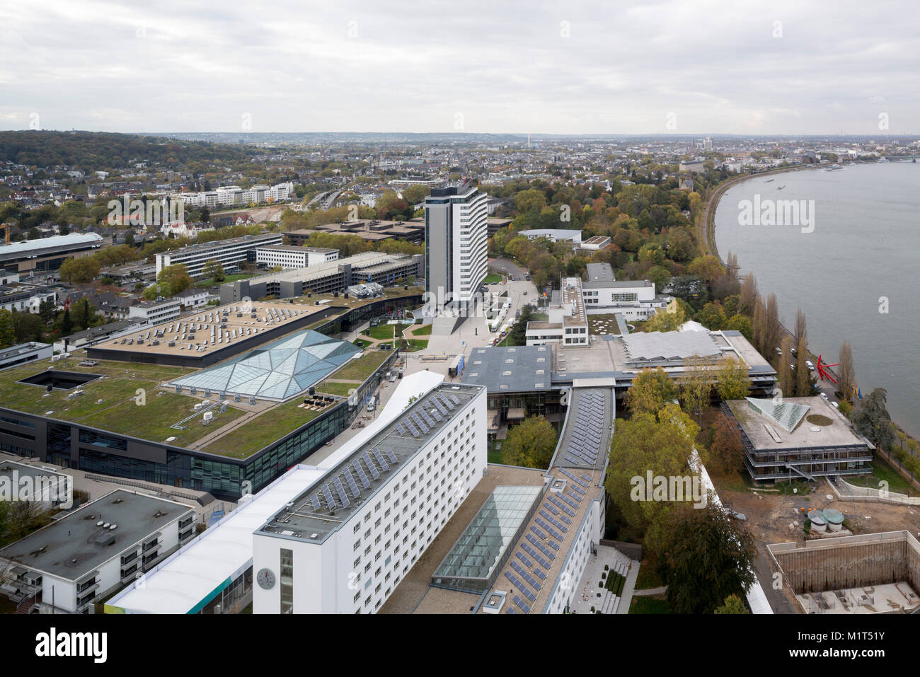 Bonn, Regierungsviertel (Bundesviertel, Parlamentsviertel), Blick vom ehemaligen Abgeordnetenhochhaus „Langer Eugen“nach Norden auf Bundeshaus und Kon Stock Photo