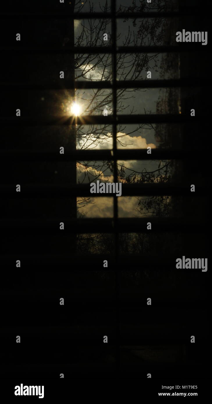 Window Home Sun Rays Sun shining through window nobody hi-res stock photography and images ...