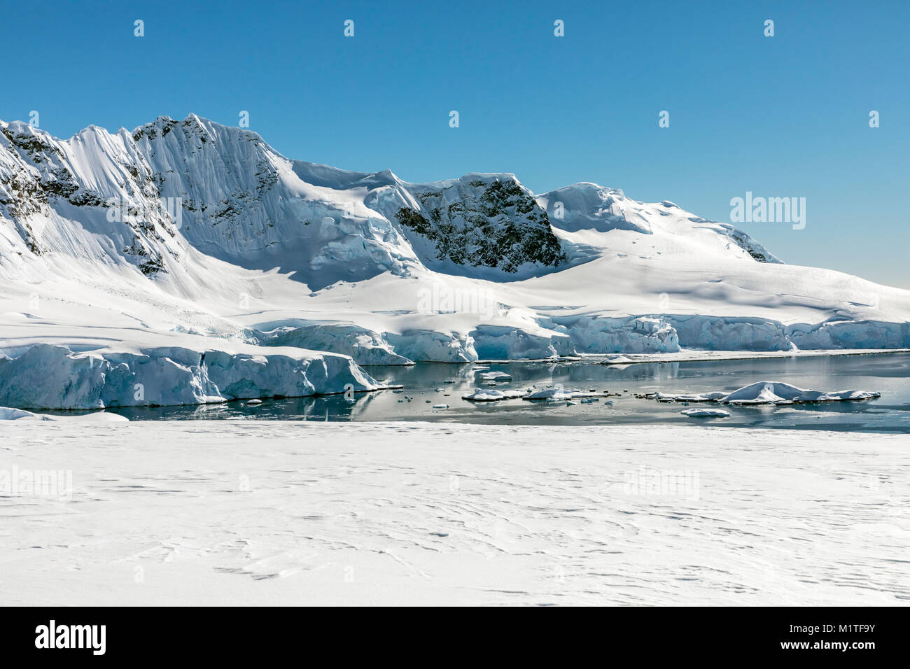 Sea ice & snow covered Antarctica landscape; Nansen Island Stock Photo Alamy