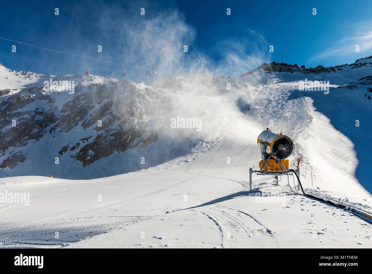 https://c8.alamy.com/comp/M1THEM/snowmaking-snow-cannon-working-on-the-slope-M1THEM.jpg