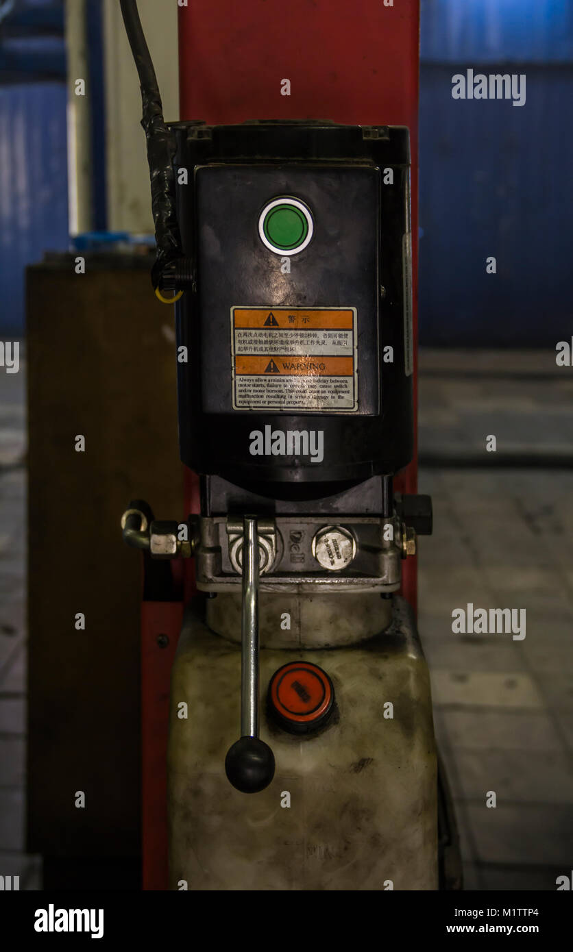 Electric work lift hi-res stock photography and images - Alamy
