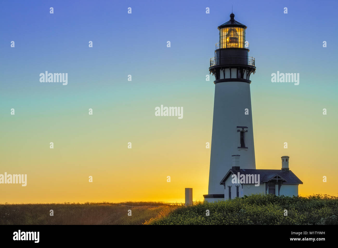 Yaquina Head Lighthouse at Sunset, Oregon, USA Stock Photo - Alamy