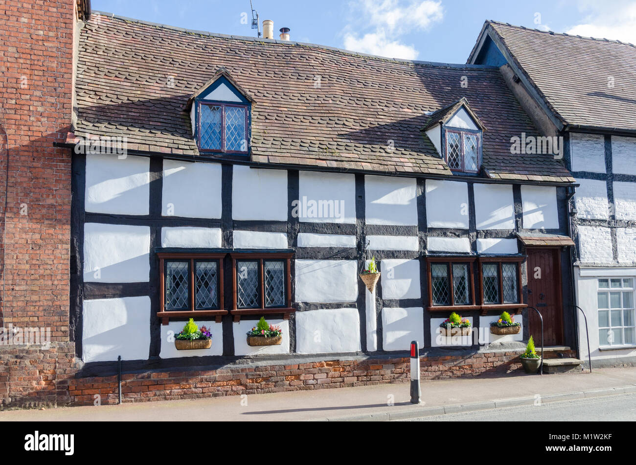 Old black and white timber-framed cottage in the Worcestershire town of Upton upon Severn Stock Photo