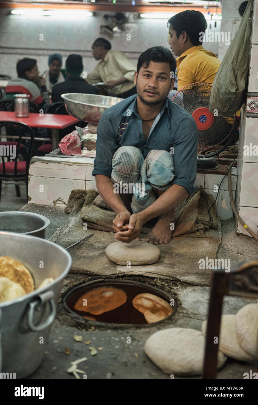 Baking fresh tandoori bread, Old Delhi, India Stock Photo Alamy