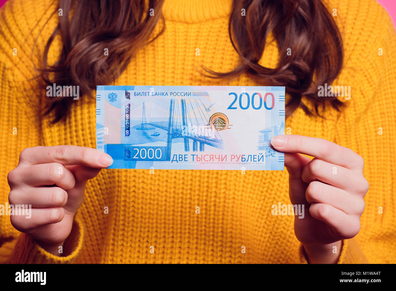 Russian bank notes 2000 hi-res stock photography and images - Alamy