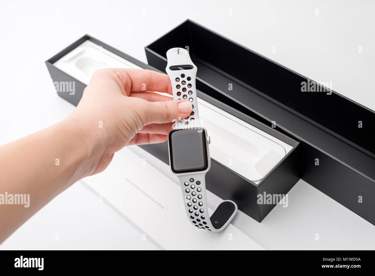 Apple series 3 watch hi-res stock photography and images - Alamy
