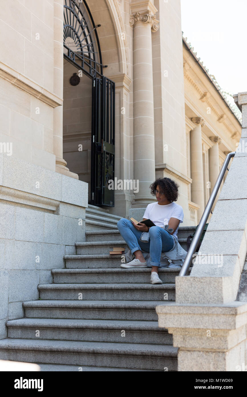 Modern library outside hi-res stock photography and images - Alamy