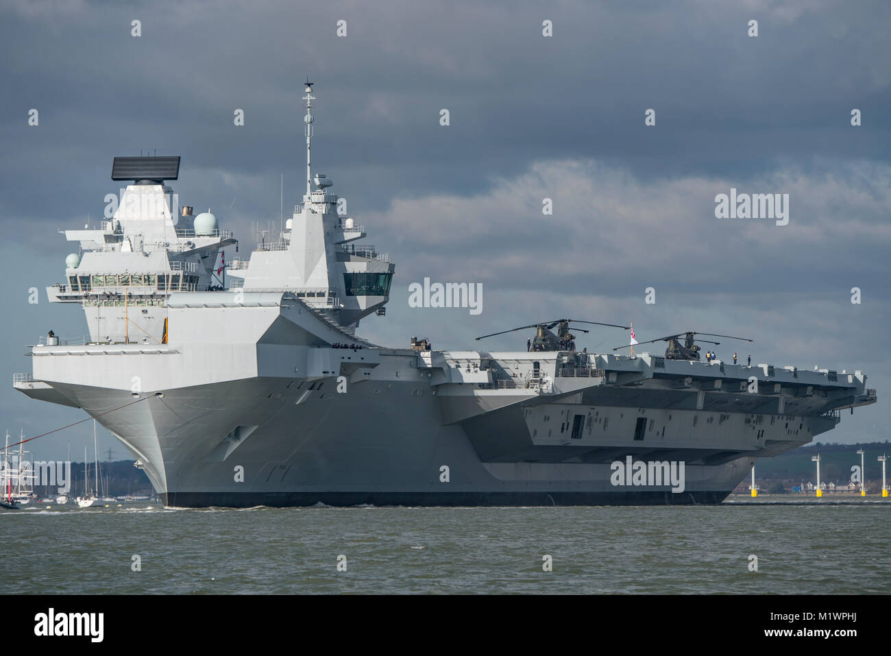 The Royal Navy Aircraft Carrier Hms Queen Elizabeth Seen Departing Stock Photo Alamy