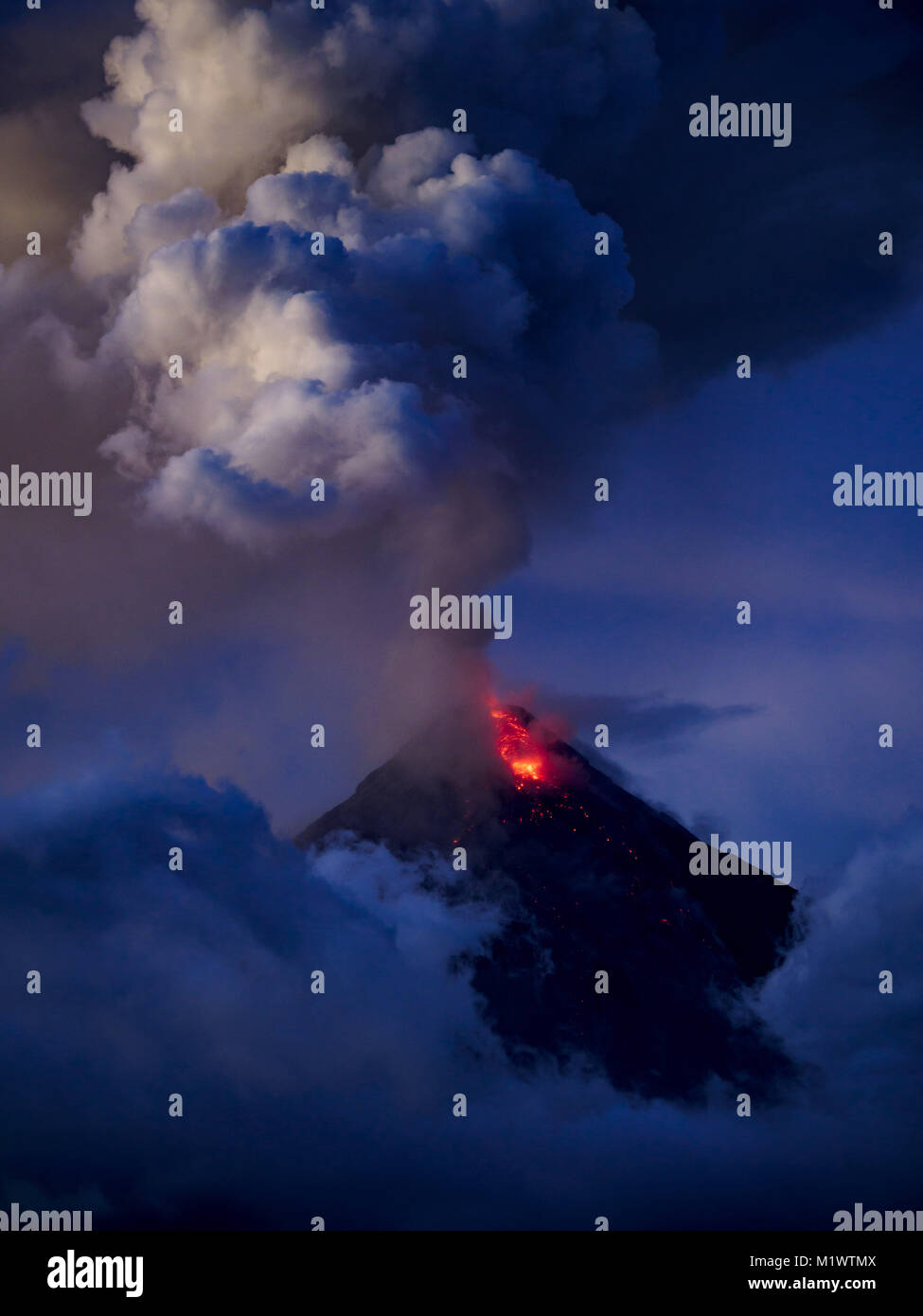 Daraga, Albay, Philippines. 25th Jan, 2018. The Mayon volcano erupts