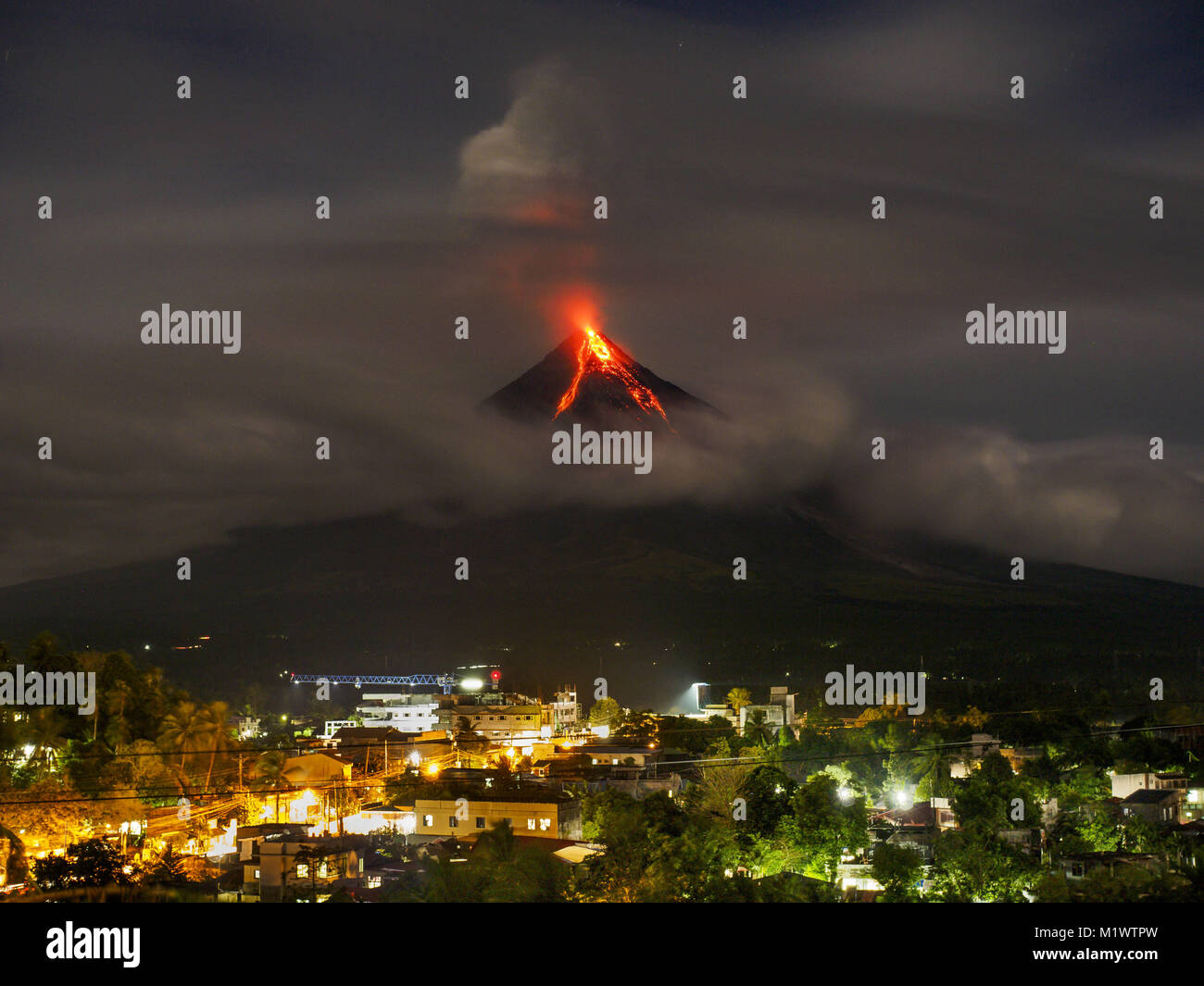 Daraga, Albay, Philippines. 25th Jan, 2018. The Mayon volcano erupts