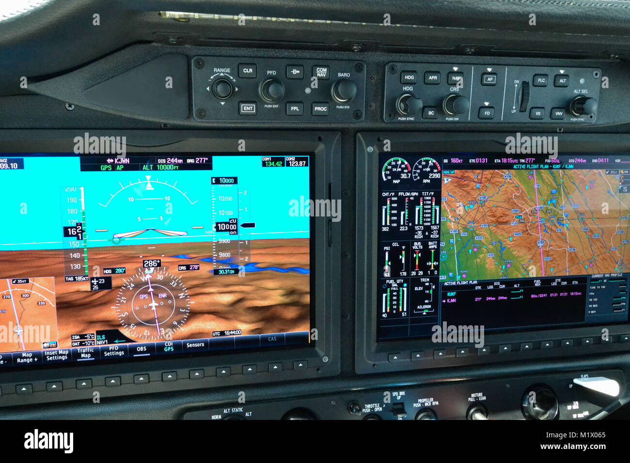 Modern General Aviation Flight Deck Stock Photo Alamy