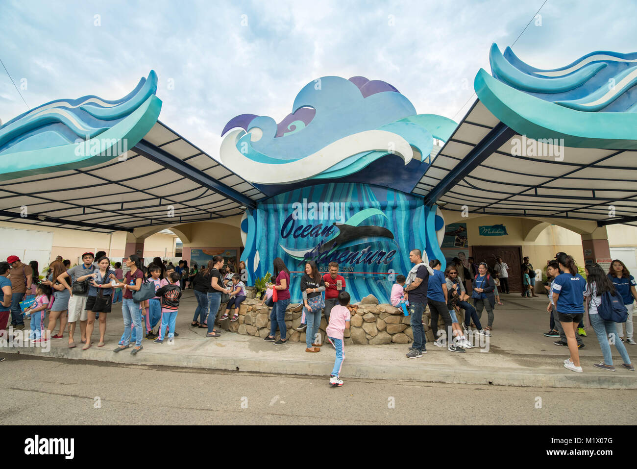 Jan 27 18 Tourists Waiting For Admission At Ocean Adventure Subic Philippines Stock Photo Alamy