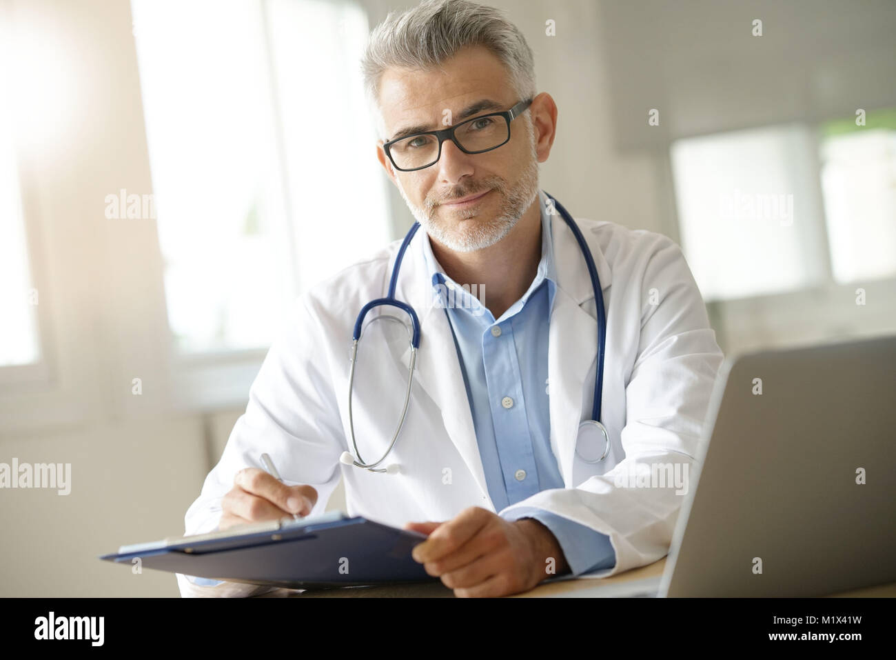 врач улыбается. Popular doctor. врач фото. акимов виталий юрьевич нарколог пенза. терапевт мужчина.