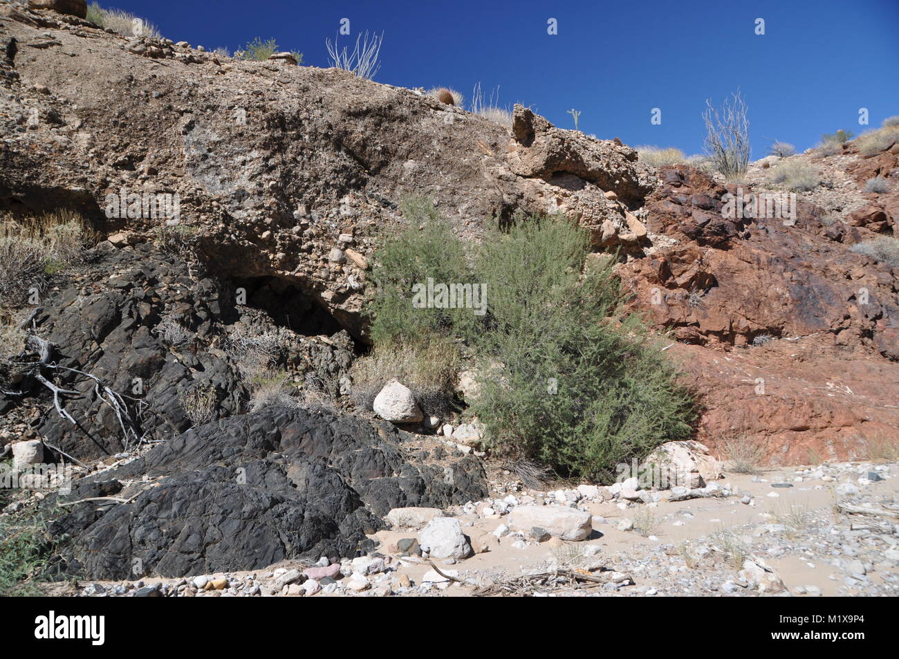 Angular unconformity between Precambrian basement rocks and Neogene hillslope deposits, Peach Springs Canyon, Grand Canyon, Arizona, USA Stock Photo