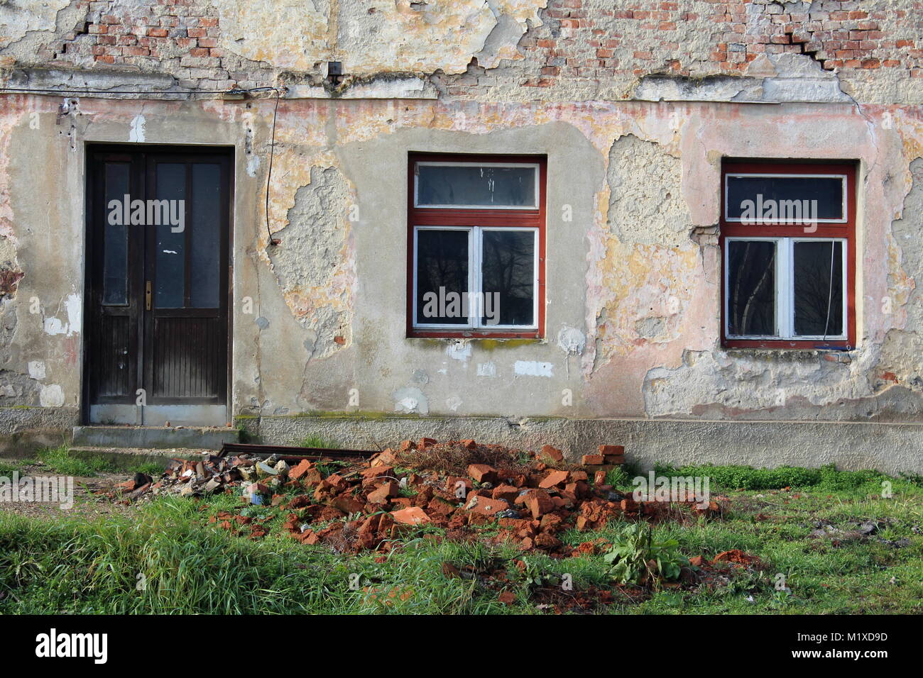 Struttura quadrata Grande chiusa doppia porta garage in legno luce giorno  Foto stock - Alamy