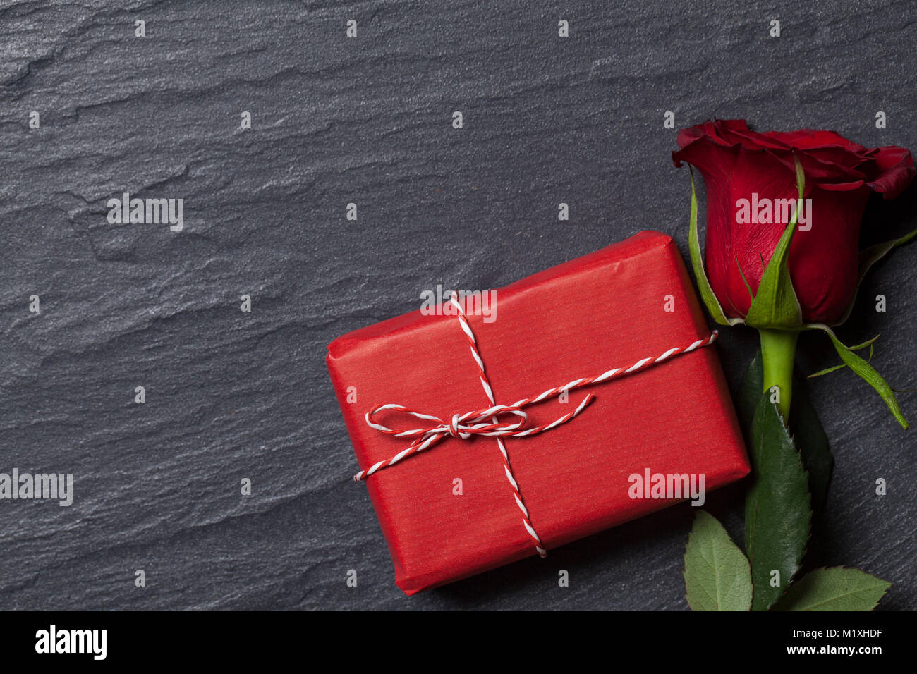 Valentine's day background with red rose and gift box Stock Photo - Alamy