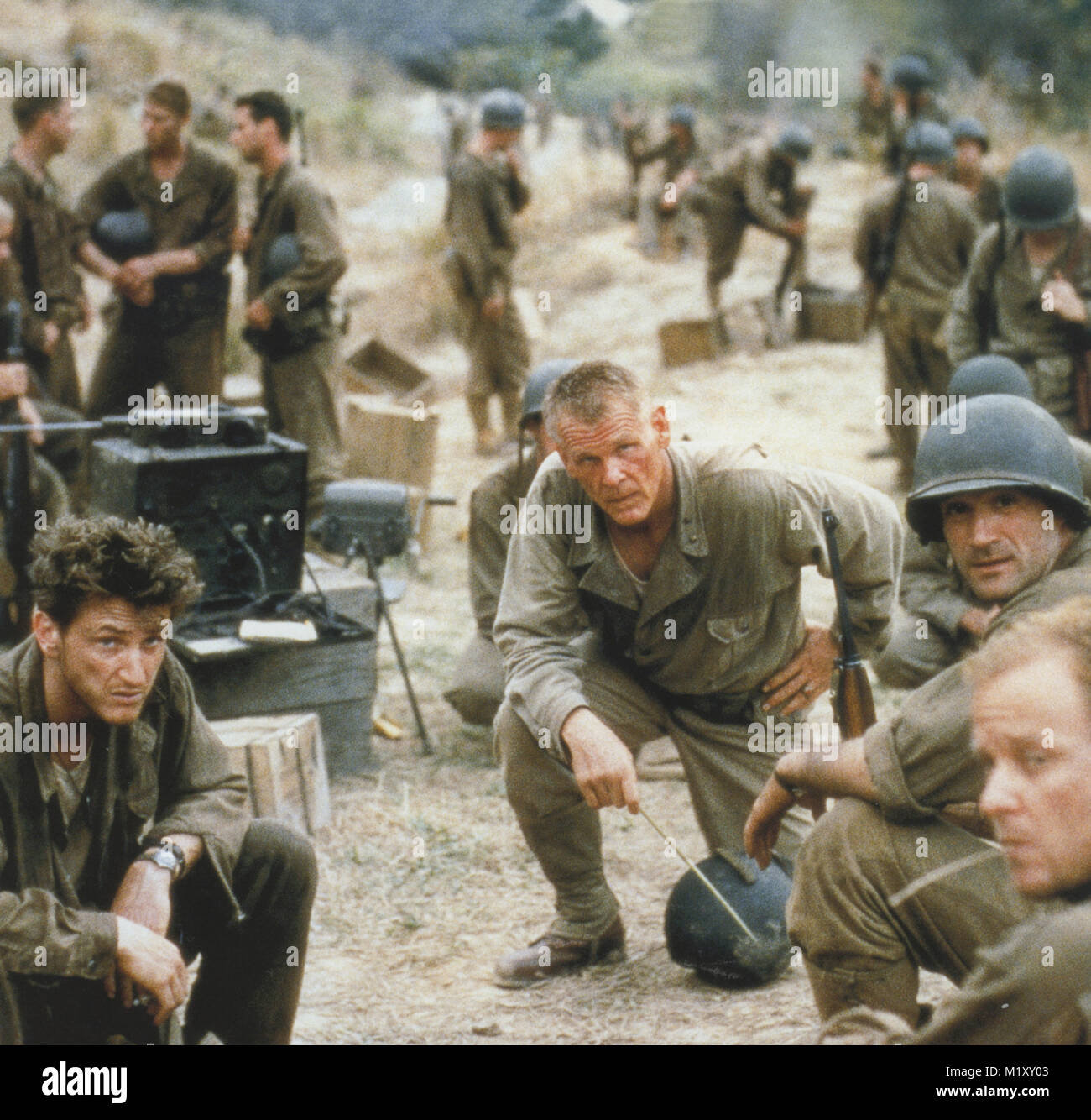 THE THIN RED LINE 1998 Fox 2000 Pictures film with Sean Penn and Nick Nolte  centre kneling Stock Photo - Alamy