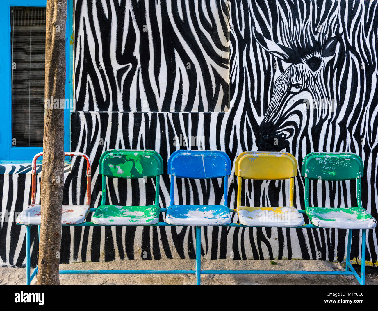 Mit Zerbramuster bemaltes Haus auf er Insel Velhidhoo, Malediven. Sitzplätze vor dem Haus sind hier üblich. Stock Photo