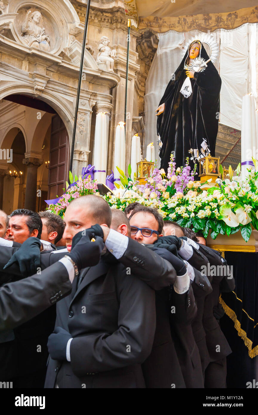 The grand float bearing L'Addolorata (Our Lady Of Sorrows) begins its 24 hour progress through Trapani in the town's famous Easter procession, Sicily. Stock Photo