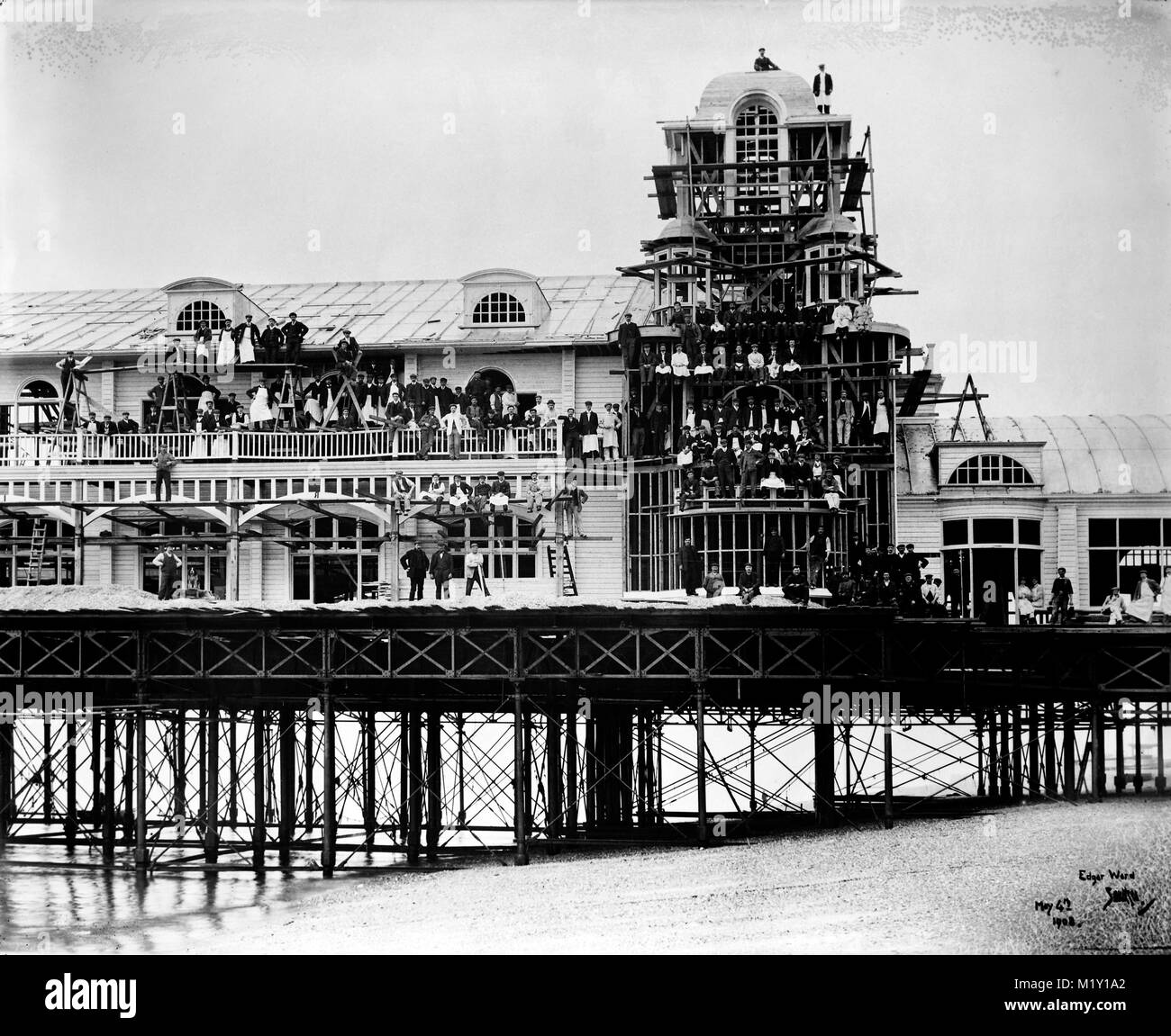 AJAXNETPHOTO. MAY 4TH, 1908. SOUTHSEA, ENGLAND. - PIER BUILDERS - THE PIER UNDER CONSTRUCTION. 154 MEN AND ONE DOG FEATURE IN THIS OUTSTANDING GROUP PHOTOGRAPH TAKEN FROM THE ORIGINAL GLASS PLATE MEASURING 14.75 X 12 INCHES. PHOTO:EDGAR WARD/AJAX VINTAGE PICTURE LIBRARY. REF:D00781B Stock Photo