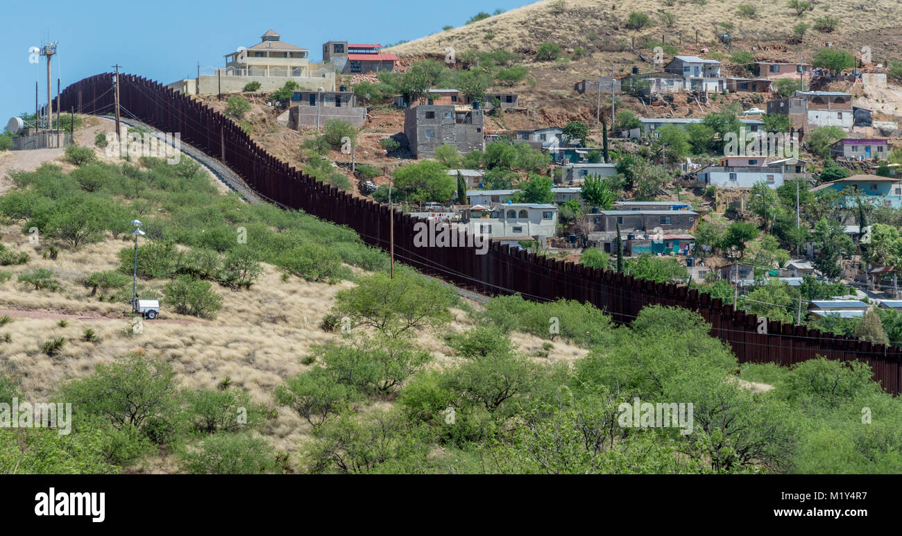 Border fence separating Nogales Arizona from Mexico Stock Photo Alamy