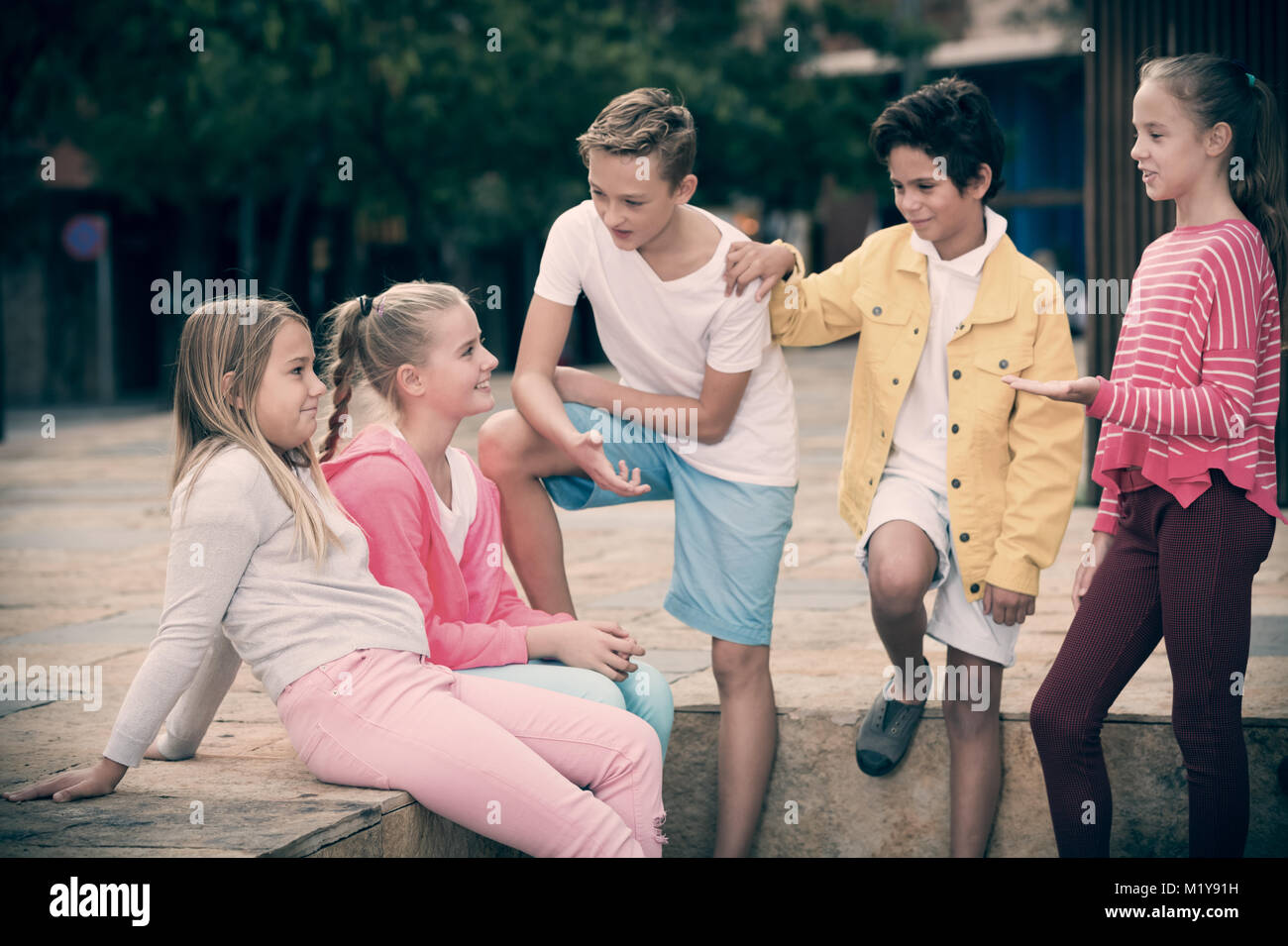 Three girls two boys hi-res stock photography and images - Alamy