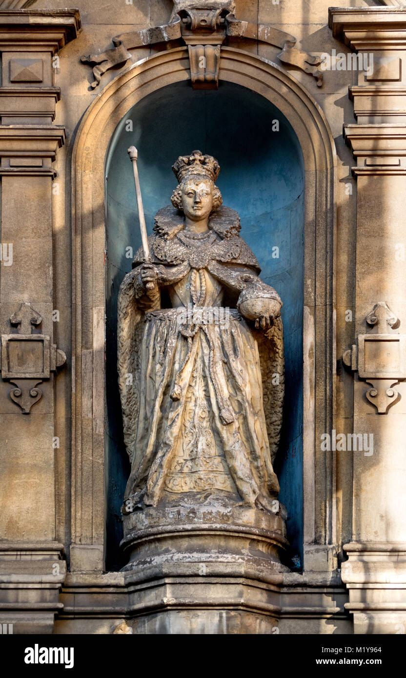 London, England, UK. Statue of Queen Elizabeth I on the facade of St Dunstan in the West church, Fleet Street. Dated c1670-99, the statue originally.... Stock Photo