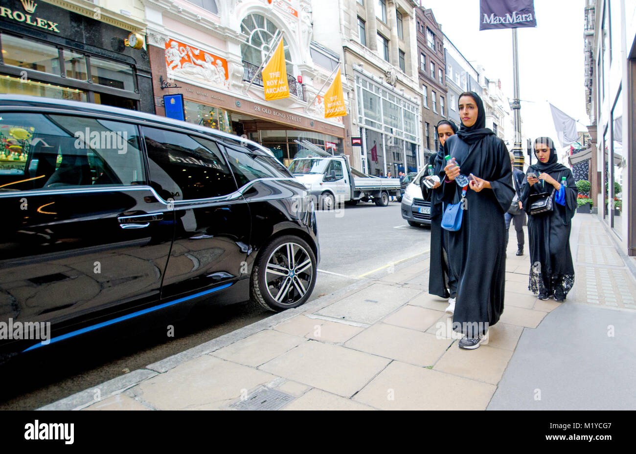 London, England, UK. Muslim women shopping in Old Bond Street Stock Photo