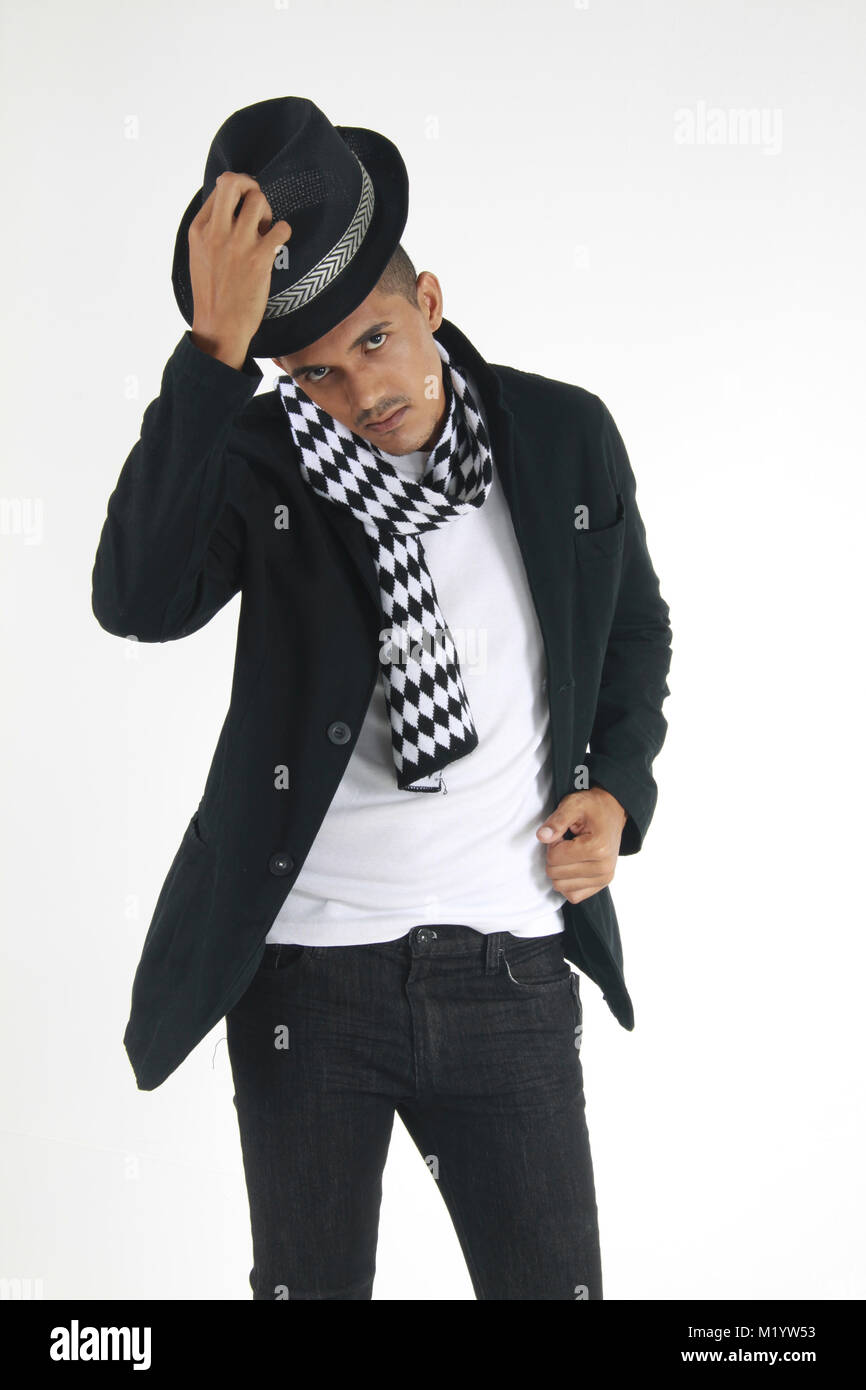 Мужчина в шляпе со спины. Шляпа в руке. Трилби 19 век. Человек в шляпе спиной. Парень придерживает шляпу.