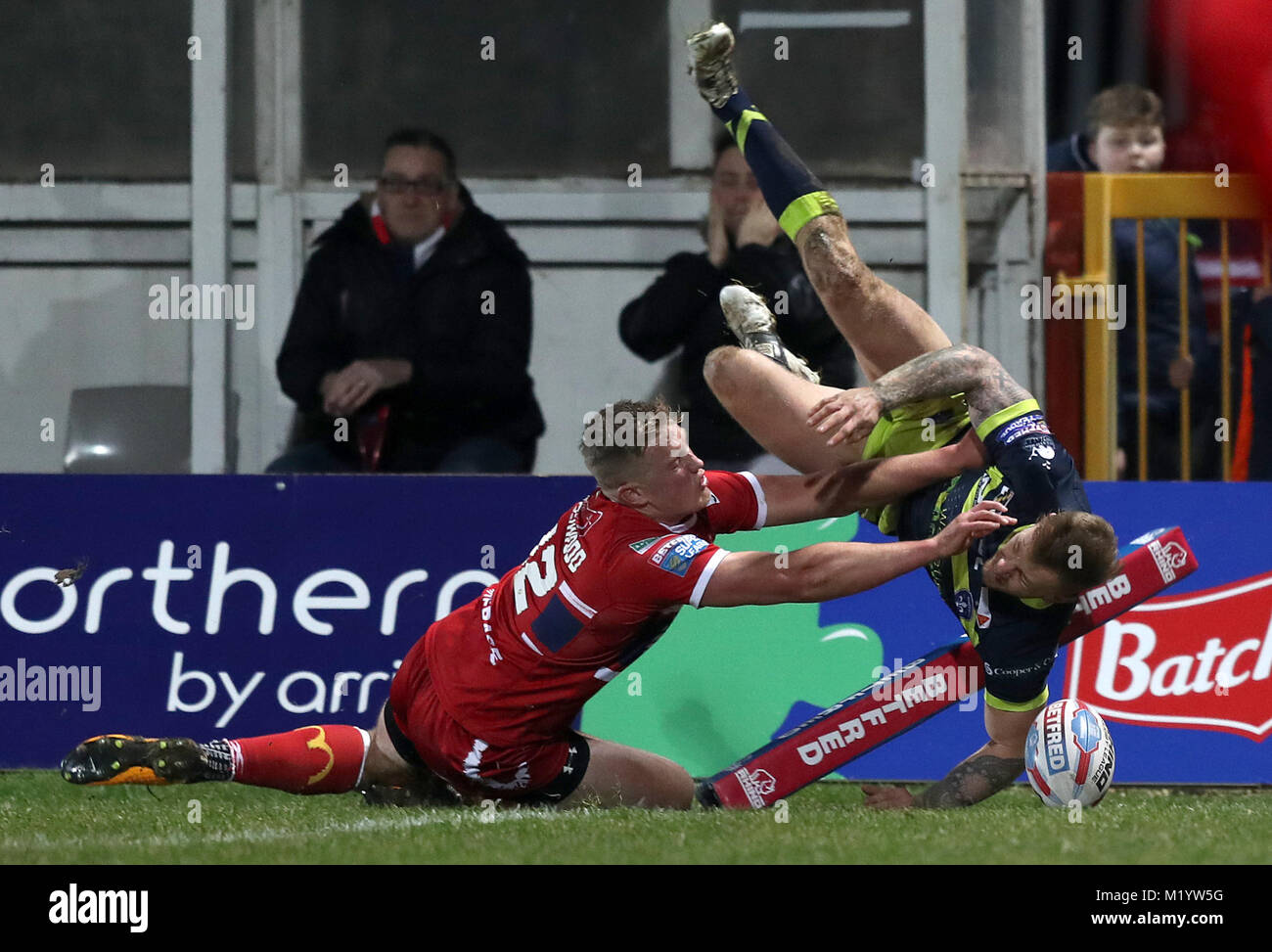 Wakefiekd Trinity's Tom Johnstone (right) dives in to score his sides first try of the game during the Betfred Super League match at Craven Park, Hull. Stock Photo