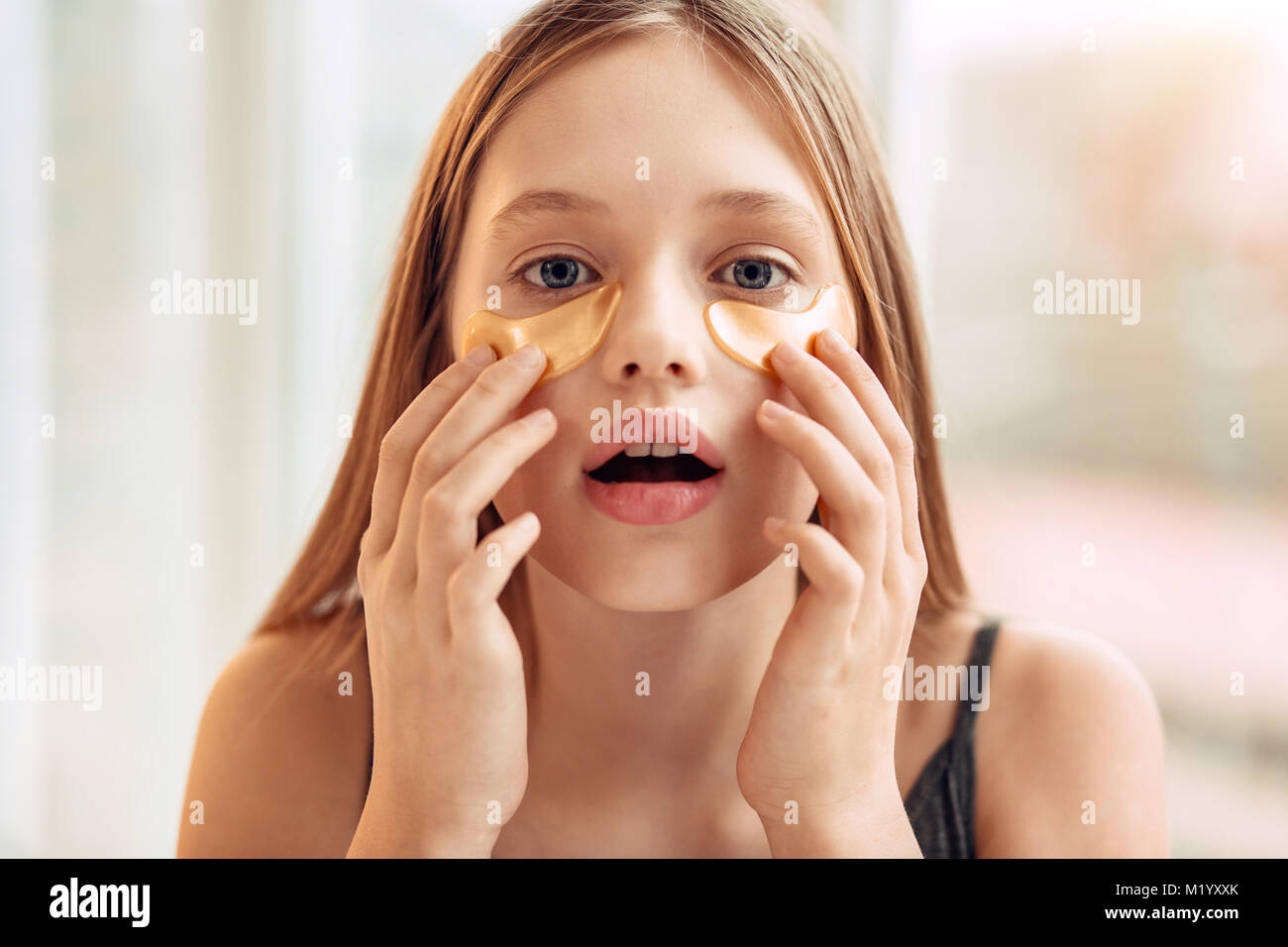 Applying under eye patches hi-res stock photography and images - Alamy