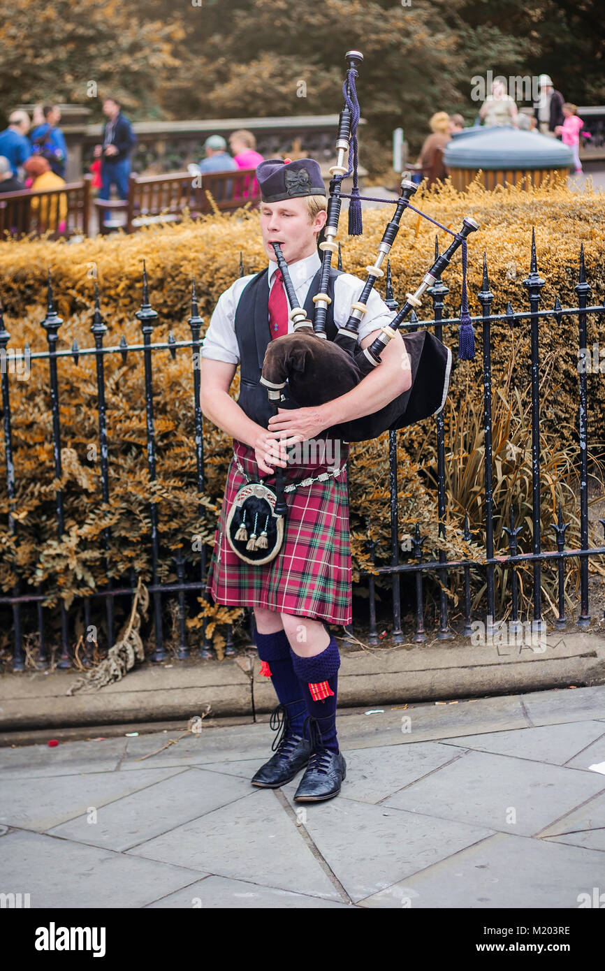 Bagpiper castle hires stock photography and images Alamy