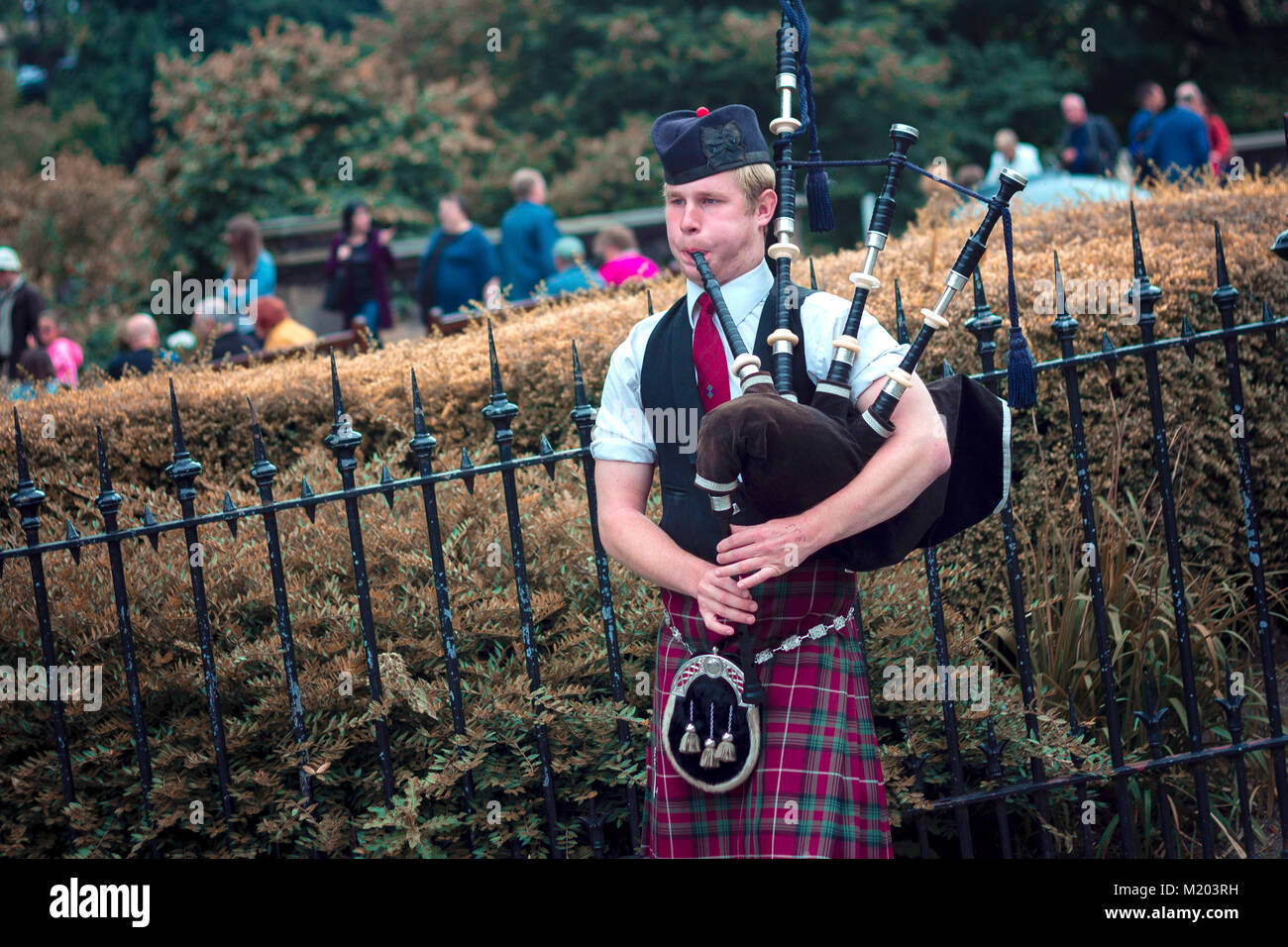 Bagpipe edinburgh castle hires stock photography and images Alamy