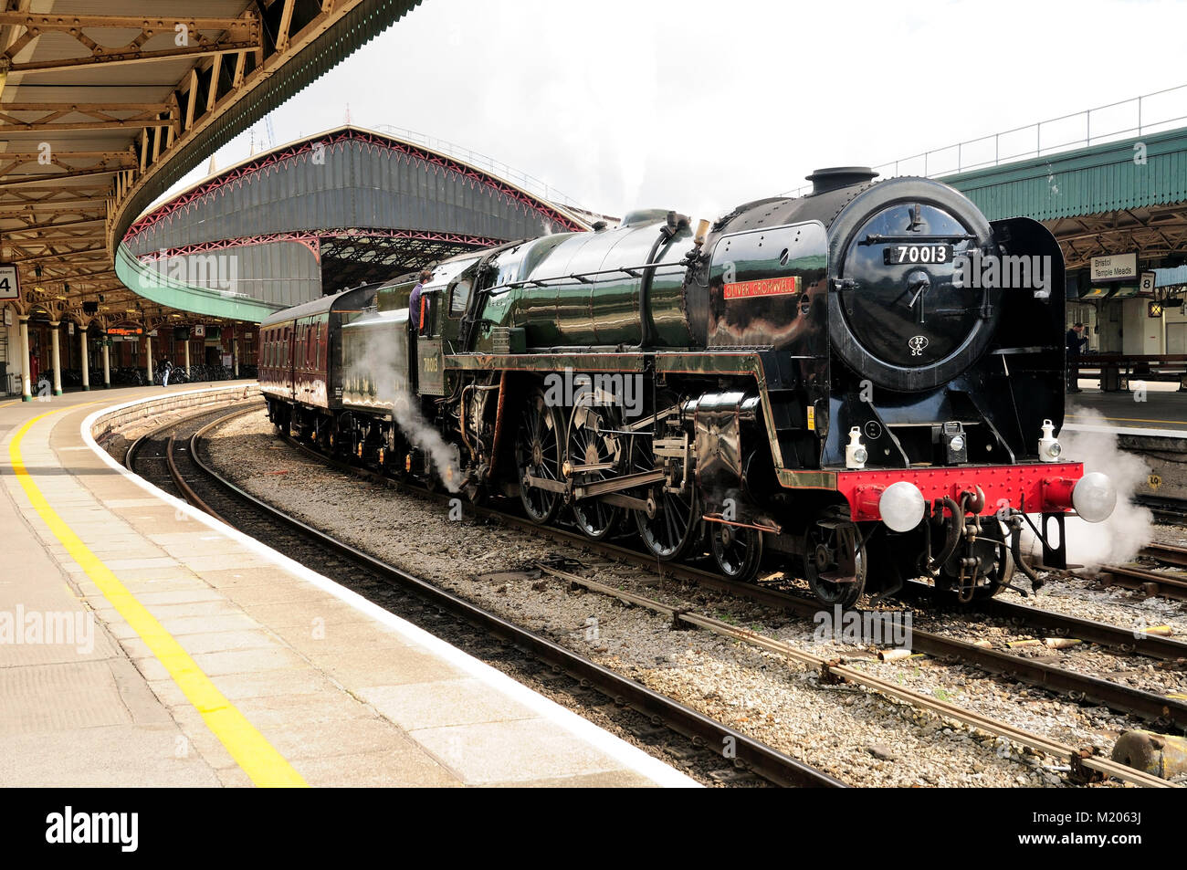 br-standard-no-70013-oliver-cromwell-waits-in-the-middle-road-at