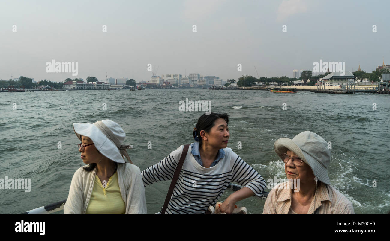 Tourists in a boat on Mae Nam Chao Phraya river in Bangkok, Thailandia Stock Photo