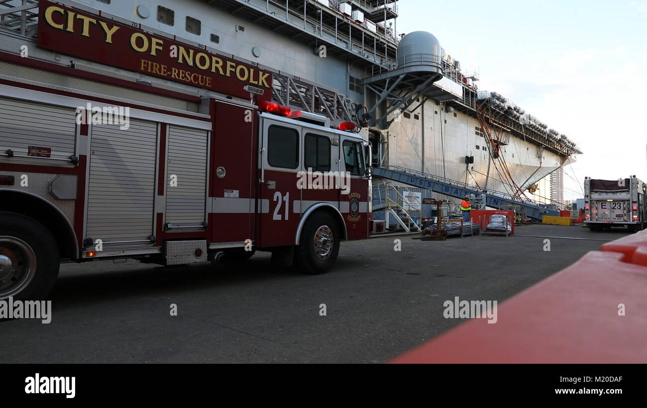 Va Jan 24 18 A Norfolk City Fire Truck Truck Sits On The Pier Stock Photo Alamy