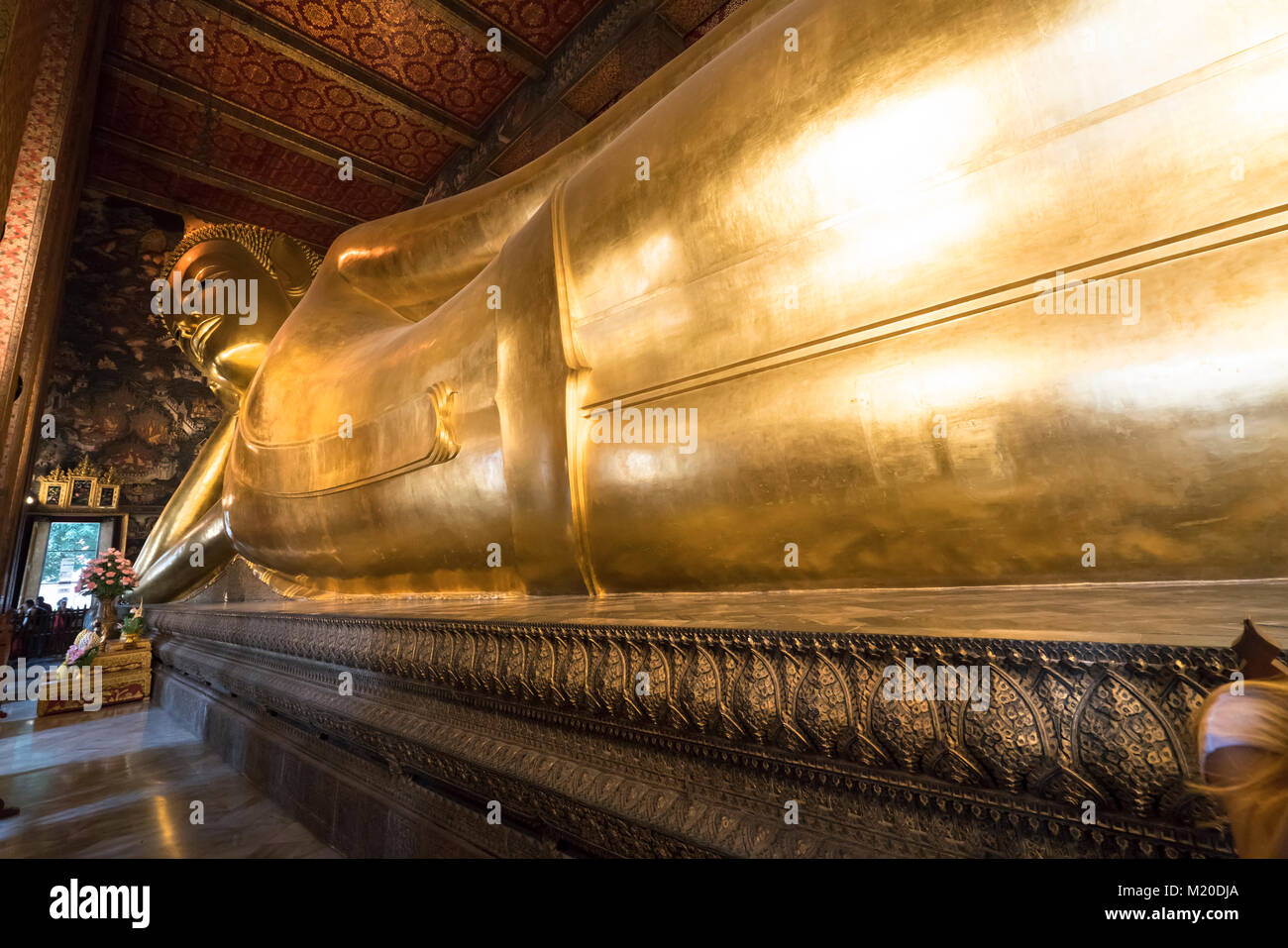 the reclining Buddha Wat Pho temple in Bangkok, Thailand Stock Photo ...