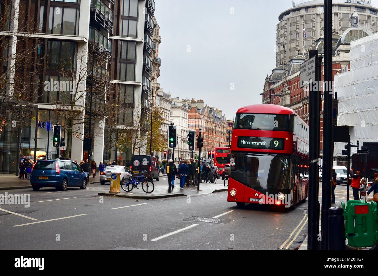 Traffic near Harrods Stock Photo Alamy