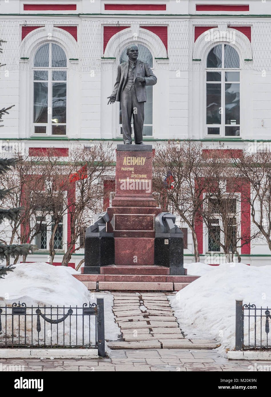 The monument to Vladimir Ilyich Lenin (Ulyanov) on the background of the building in winter. Vladimir. Russia Stock Photo