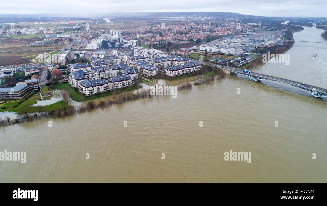 La Seine river flooding in Carriere sous Poissy, Yvelines, France Stock Photo