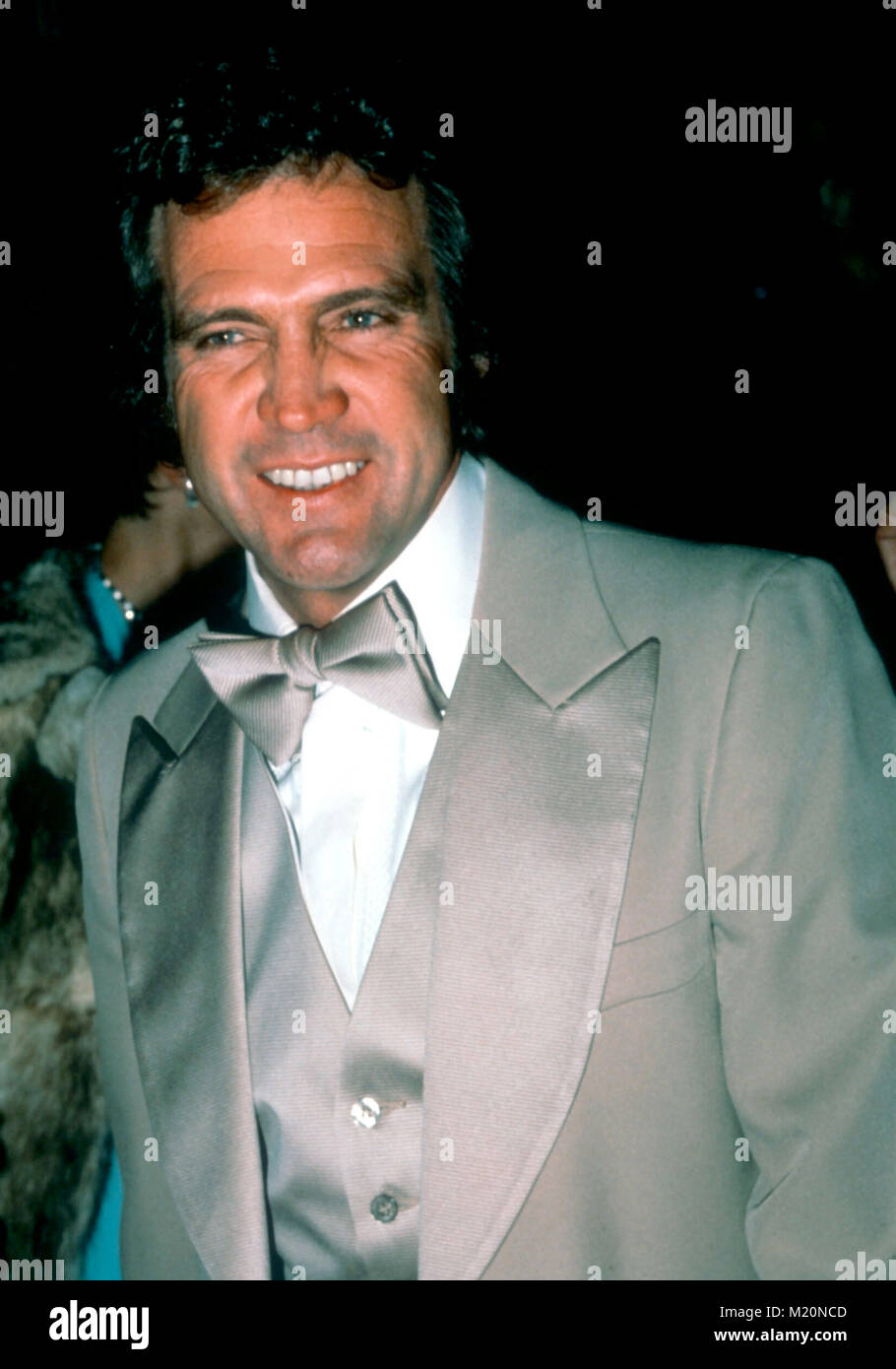 LOS ANGELES, CA - DECEMBER 17: Actor Lee Majors arrives at The Jazz Singer  Premiere on December 17, 1980 in Los Angeles, California. Photo by Barry  King/Alamy Stock Photo Stock Photo - Alamy