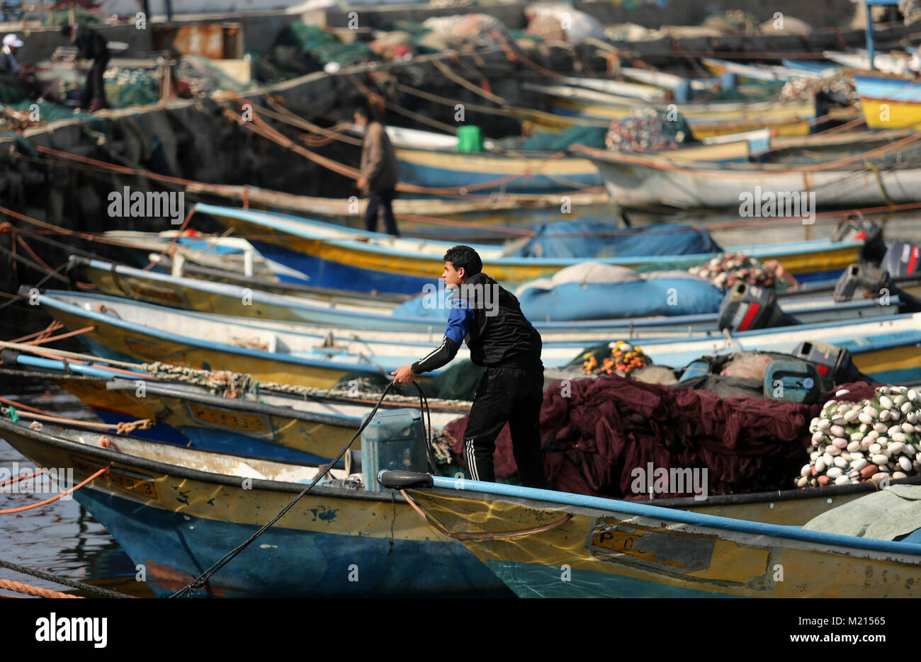 Gaza City, Palestine, 3rd Feb, 2018. Palestinian fishermen work on ...