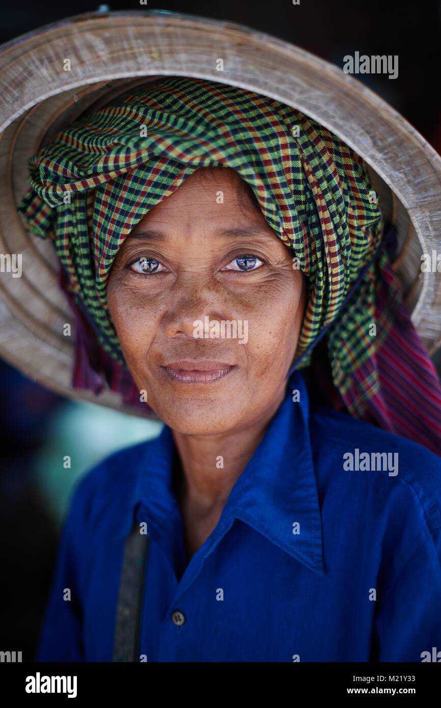Vietnamese woman portraiture hi-res stock photography and images - Alamy