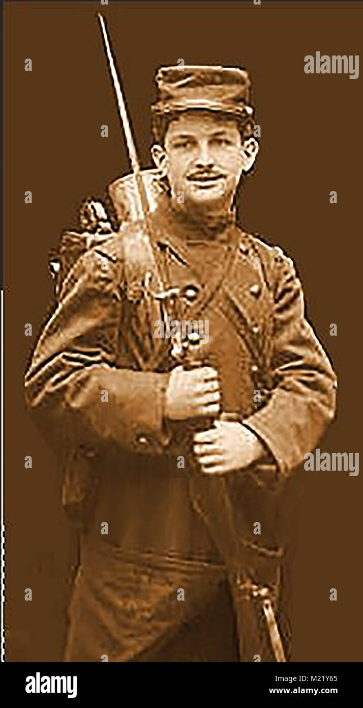 First World War (1914-1918)  aka The Great War or World War One - Trench Warfare - WWI  A French soldier poses for a photograph in his new uniform Stock Photo